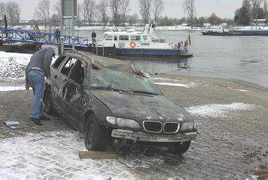 Auto stürzt in Niederkassel-Mondorf in den Rhein Foto:Andreas Helfer
